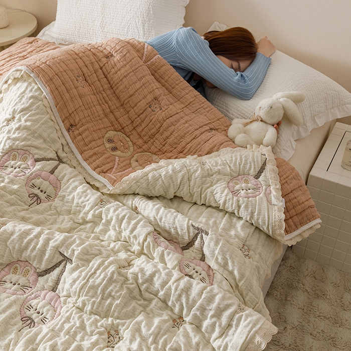 91家纺网 家纺一手货源 找家纺 麻依 2025新款卡通安心棉泡芙被十层全棉纱布被子被芯 樱桃兔猫