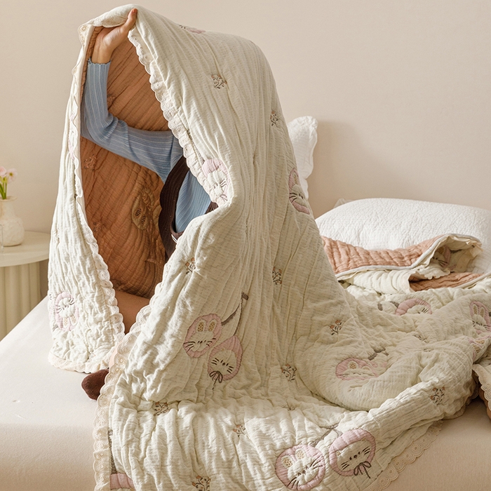 91家纺网 家纺一手货源 找家纺 麻依 2025新款卡通安心棉泡芙被十层全棉纱布被子被芯 樱桃兔猫