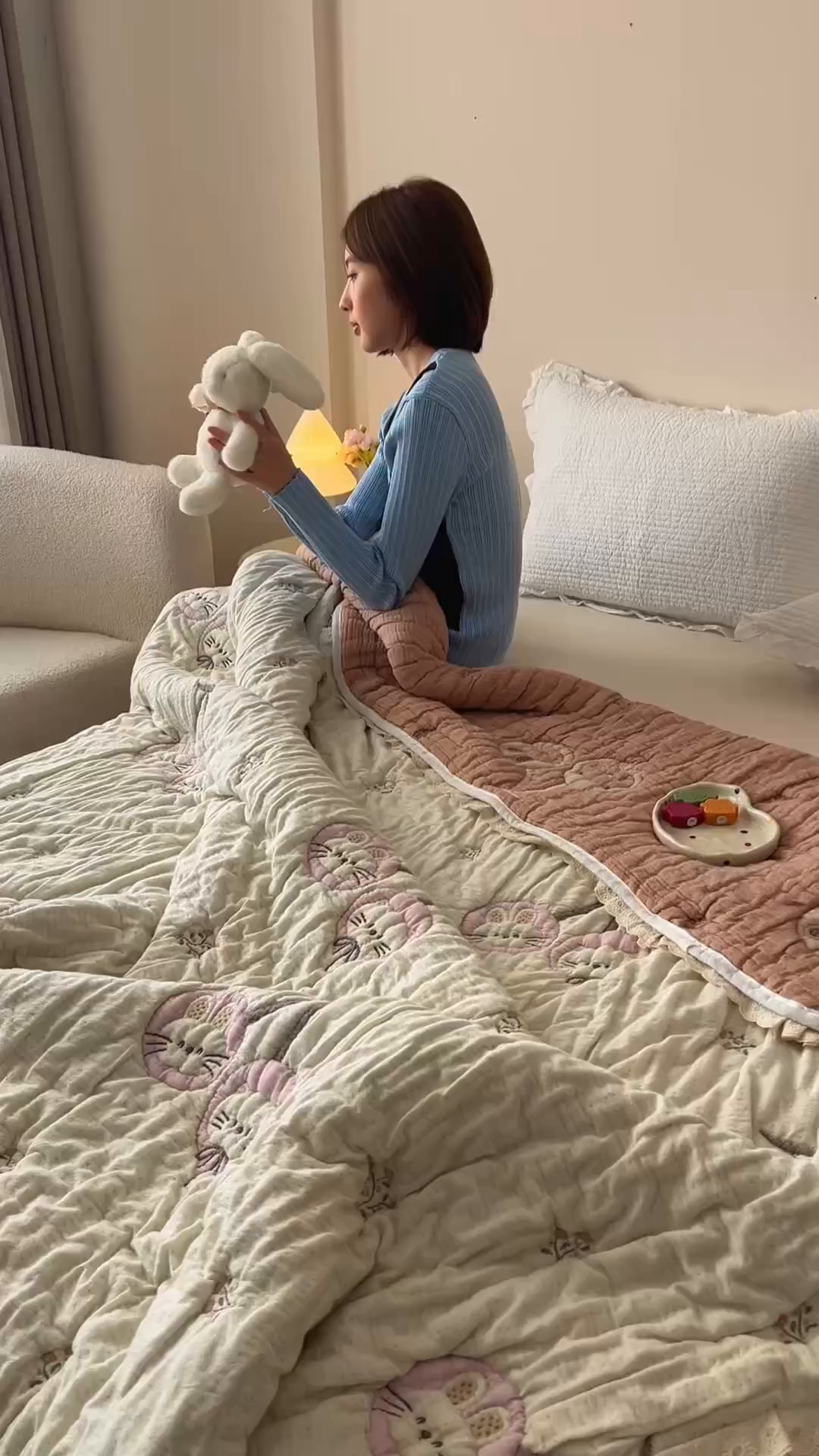 91家纺网 家纺一手货源 找家纺 麻依 2025新款卡通安心棉泡芙被十层全棉纱布被子被芯 樱桃兔猫