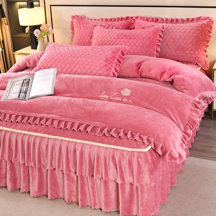 91家纺网 家纺一手货源 找家纺 （总）董韵家纺 2025新款牛奶绒刺绣夹棉床裙四件套系列（控价）