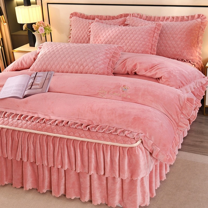 91家纺网 家纺一手货源 找家纺 （总）董韵家纺 2025新款牛奶绒刺绣夹棉床裙四件套系列（控价）