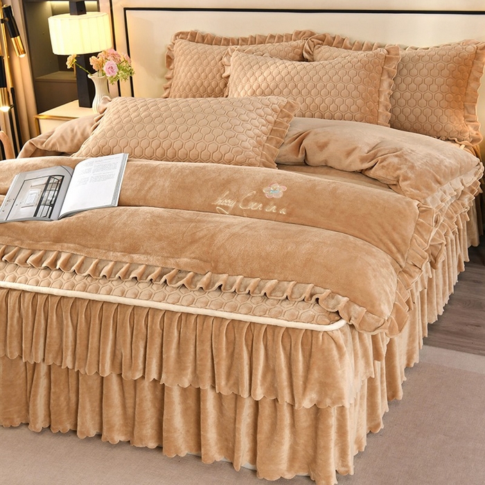 91家纺网 家纺一手货源 找家纺 （总）董韵家纺 2025新款牛奶绒刺绣夹棉床裙四件套系列（控价）