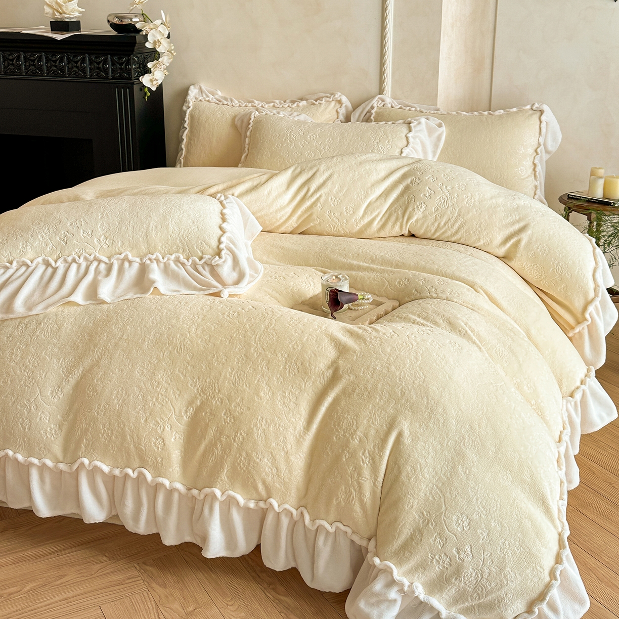 91家纺网 家纺一手货源 找家纺 逸尚阁 2025新款高克重雕花牛奶绒四件套-雅诺 雅诺·闪闪黄