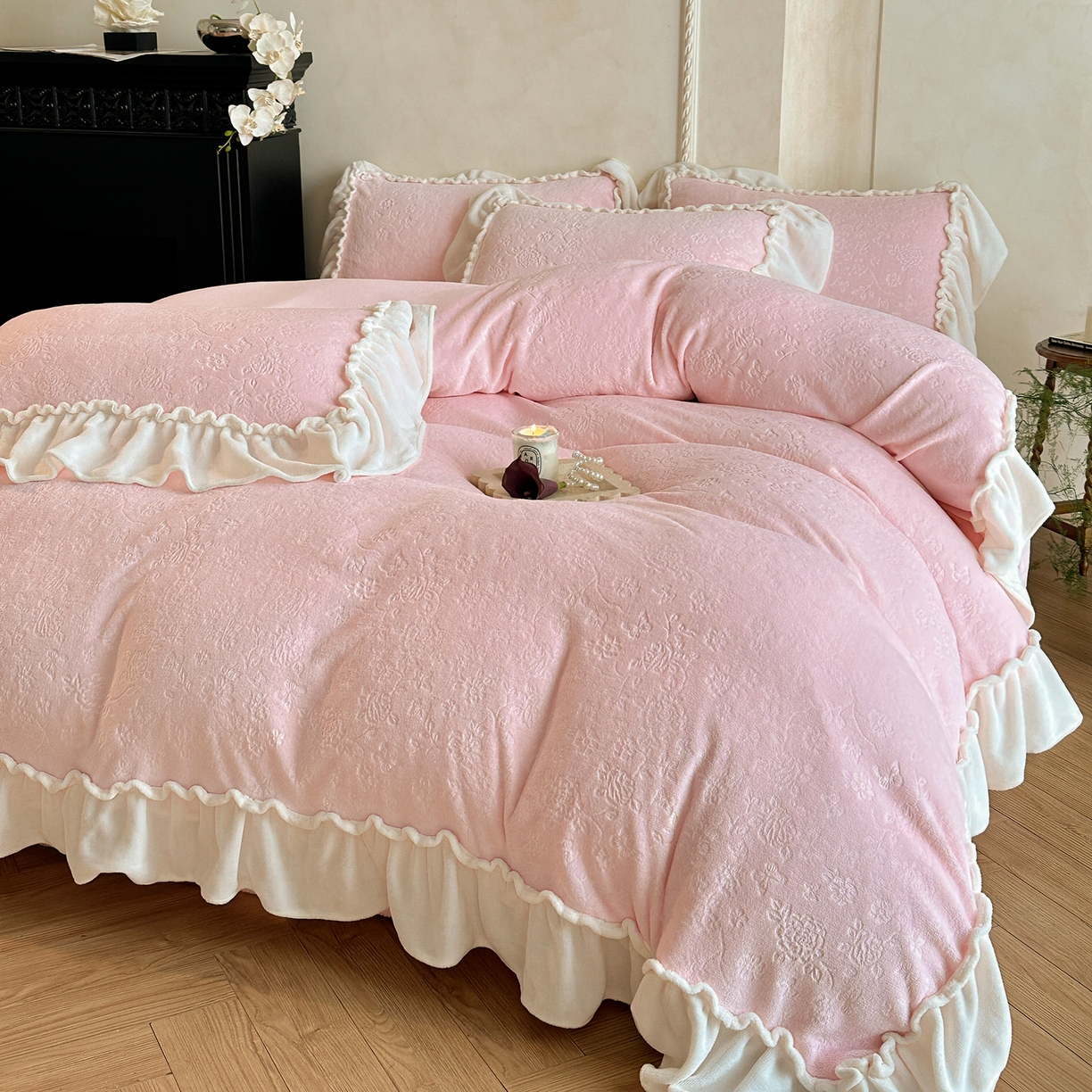 91家纺网 家纺一手货源 找家纺 逸尚阁 2025新款高克重雕花牛奶绒四件套-雅诺 雅诺·香气粉