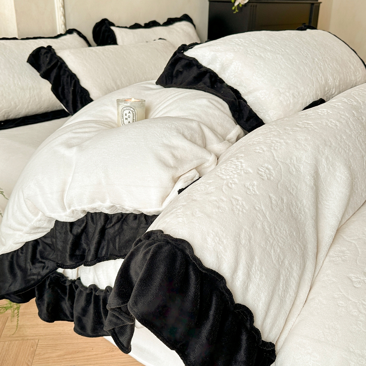 91家纺网 家纺一手货源 找家纺 逸尚阁 2025新款高克重雕花牛奶绒四件套-雅诺 雅诺·流光白