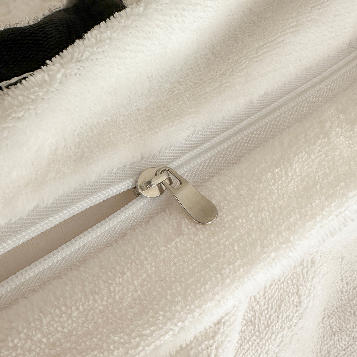 91家纺网 家纺一手货源 找家纺 逸尚阁 2025新款高克重雕花牛奶绒四件套-雅诺 雅诺·流光白