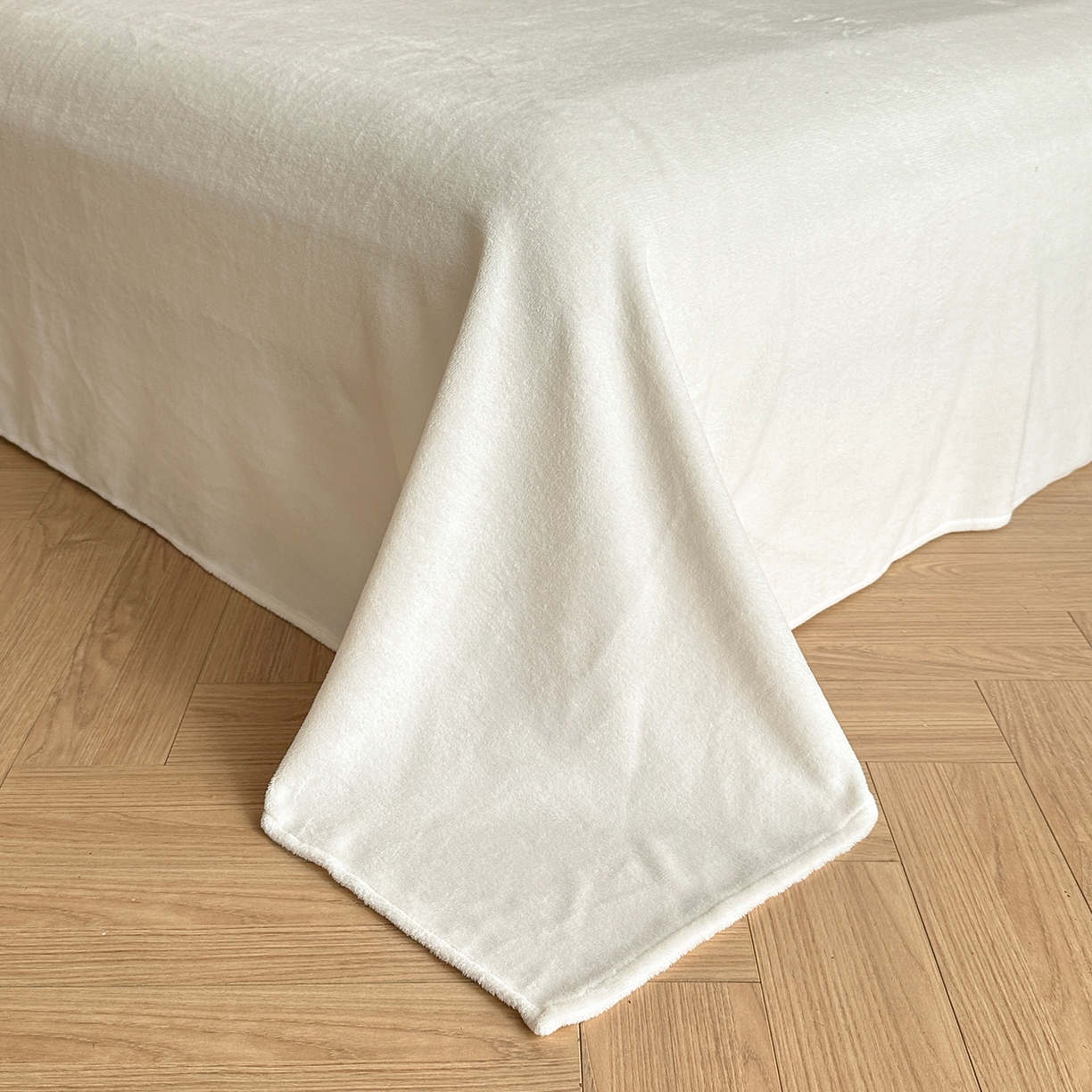 91家纺网 家纺一手货源 找家纺 逸尚阁 2025新款高克重雕花牛奶绒四件套-雅诺 雅诺·流光白