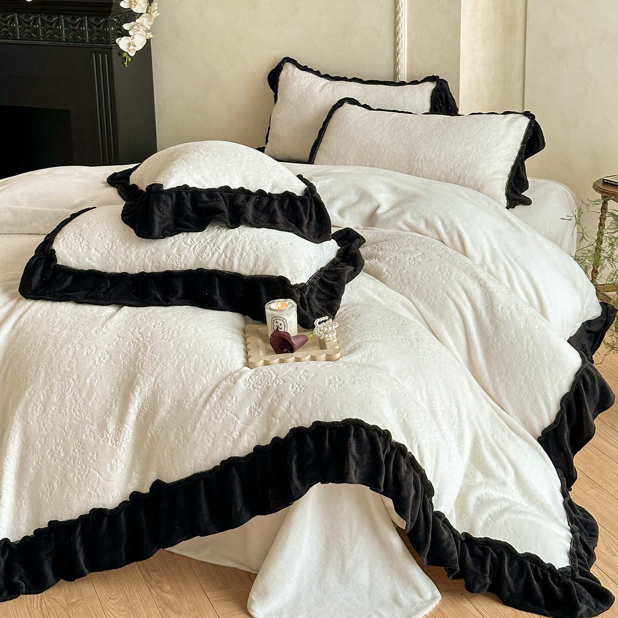 91家纺网 家纺一手货源 找家纺 逸尚阁 2025新款高克重雕花牛奶绒四件套-雅诺 雅诺·流光白