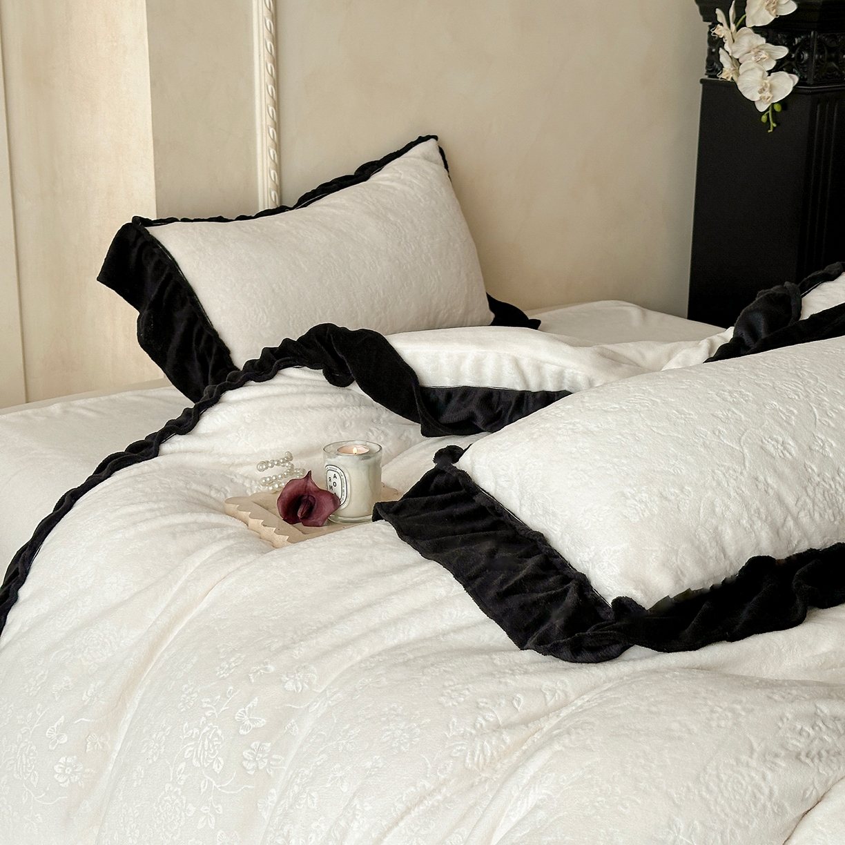 91家纺网 家纺一手货源 找家纺 逸尚阁 2025新款高克重雕花牛奶绒四件套-雅诺 雅诺·流光白