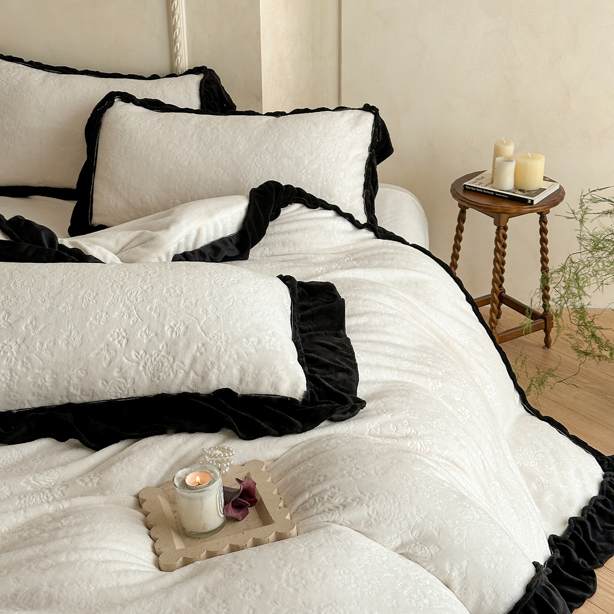 91家纺网 家纺一手货源 找家纺 逸尚阁 2025新款高克重雕花牛奶绒四件套-雅诺 雅诺·流光白