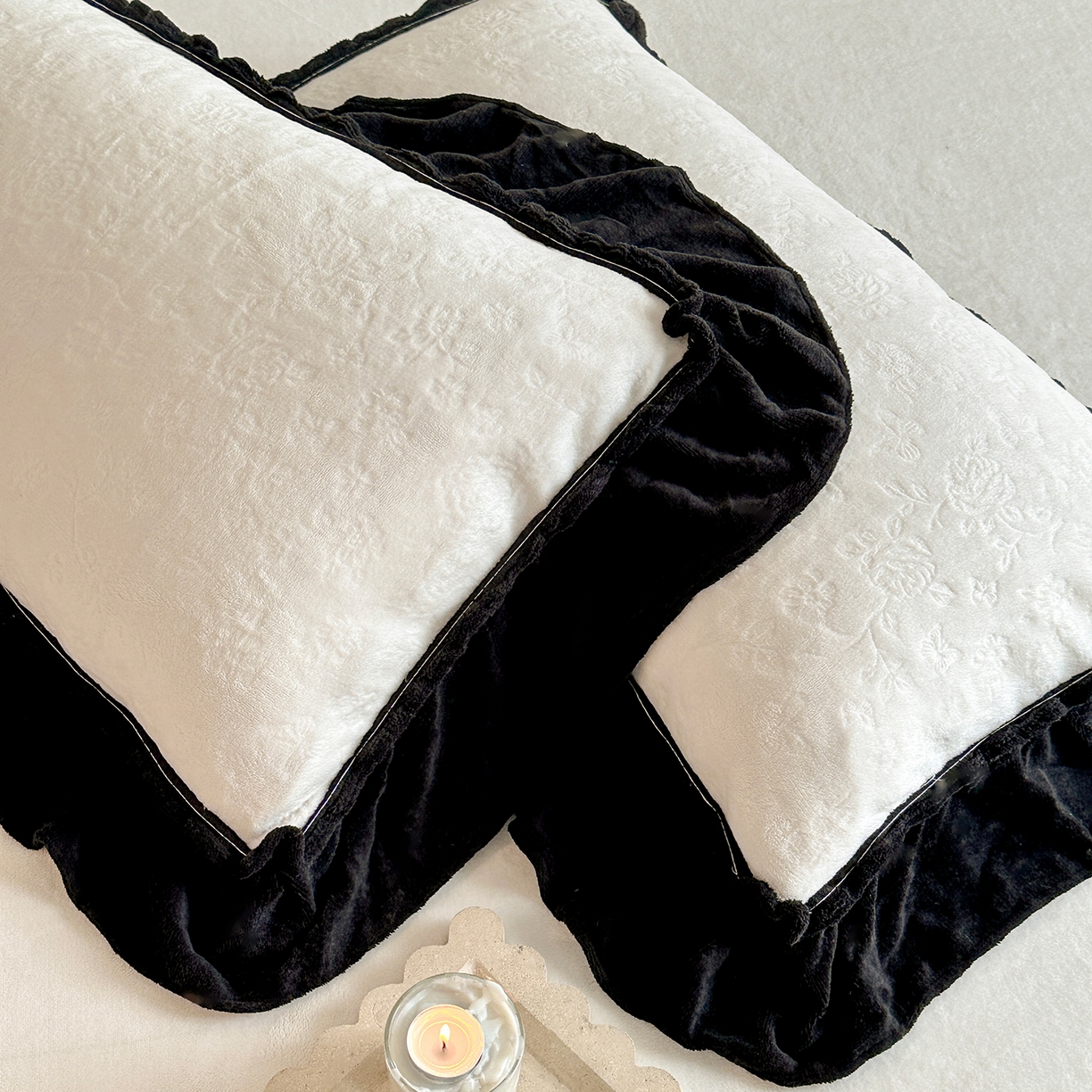 91家纺网 家纺一手货源 找家纺 逸尚阁 2025新款高克重雕花牛奶绒四件套-雅诺 雅诺·流光白