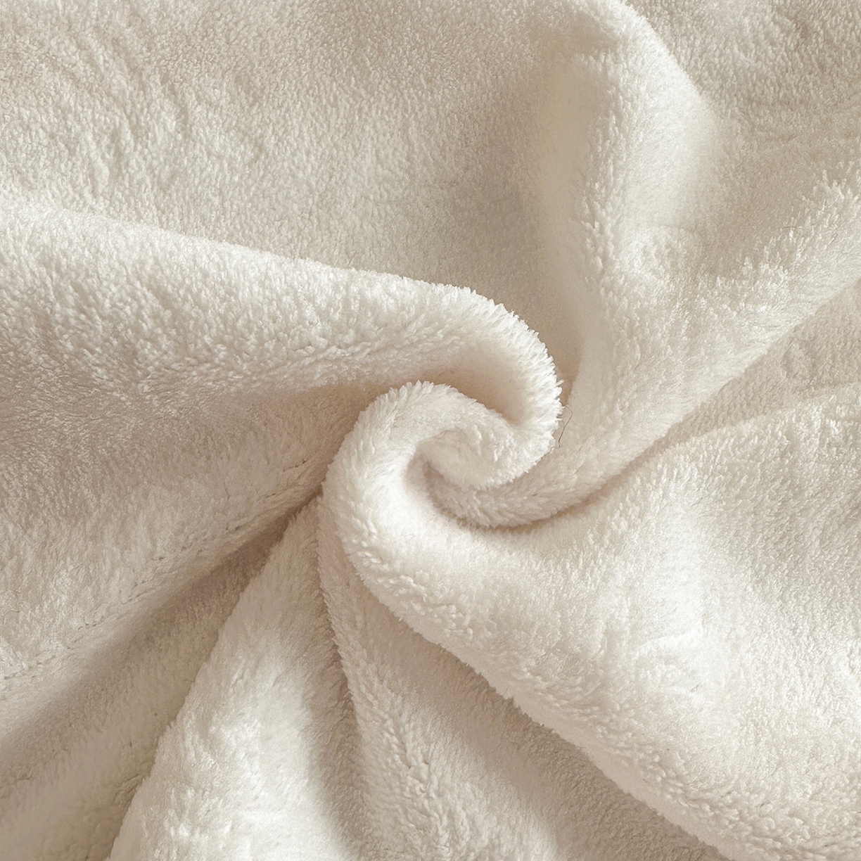 91家纺网 家纺一手货源 找家纺 逸尚阁 2025新款高克重雕花牛奶绒四件套-雅诺 雅诺·流光白