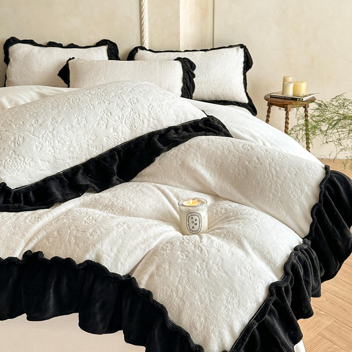 91家纺网 家纺一手货源 找家纺 逸尚阁 2025新款高克重雕花牛奶绒四件套-雅诺 雅诺·流光白