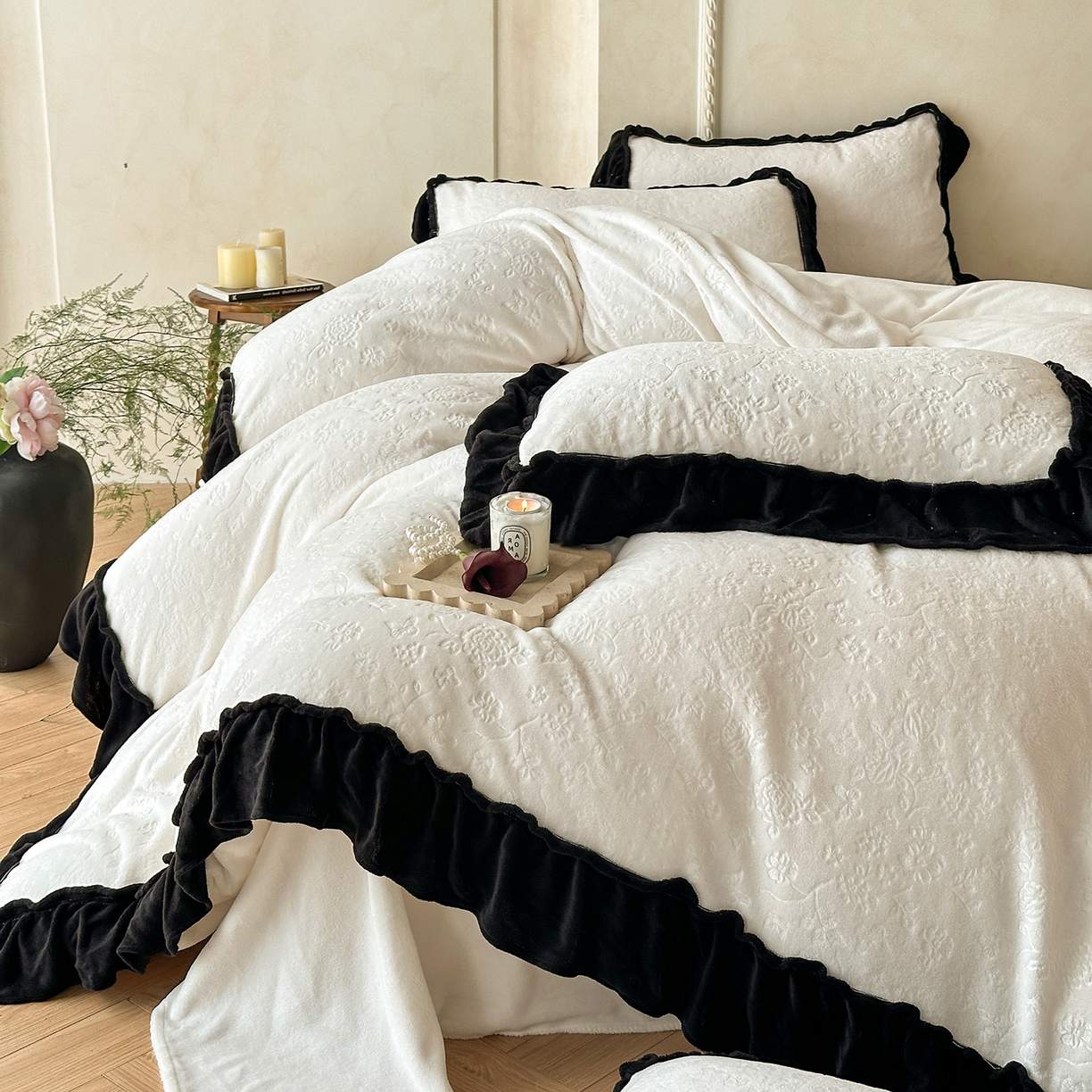 91家纺网 家纺一手货源 找家纺 逸尚阁 2025新款高克重雕花牛奶绒四件套-雅诺 雅诺·流光白