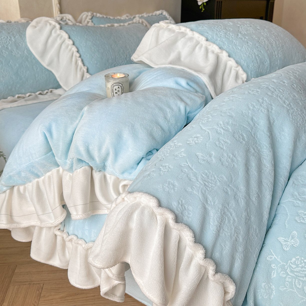 91家纺网 家纺一手货源 找家纺 逸尚阁 2025新款高克重雕花牛奶绒四件套-雅诺 雅诺·奶蓝