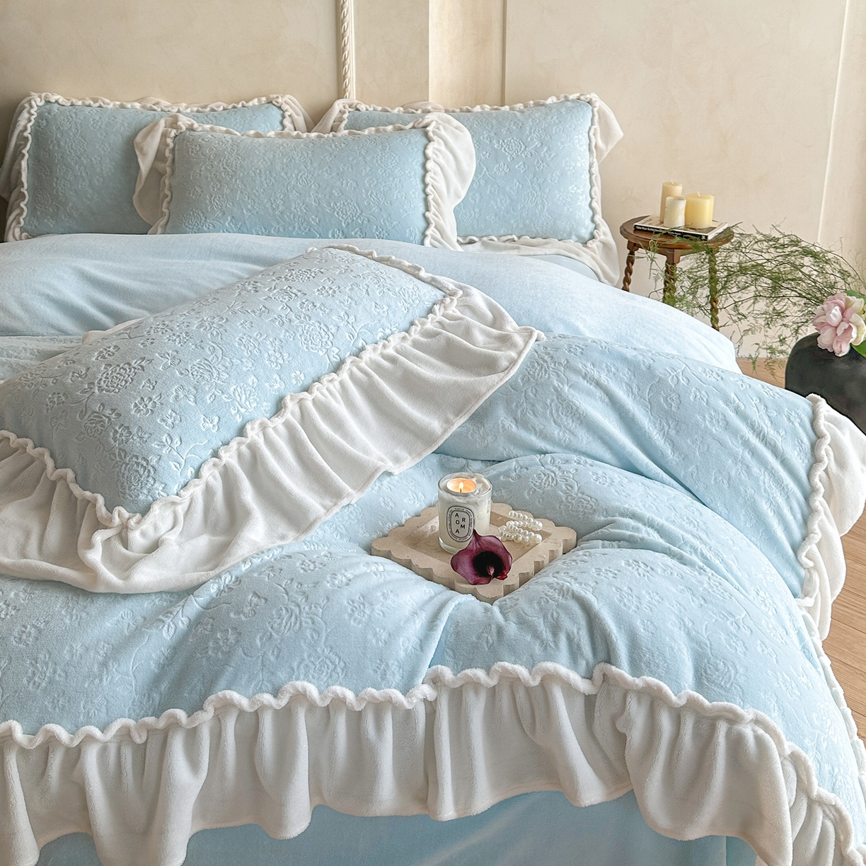 91家纺网 家纺一手货源 找家纺 逸尚阁 2025新款高克重雕花牛奶绒四件套-雅诺 雅诺·奶蓝