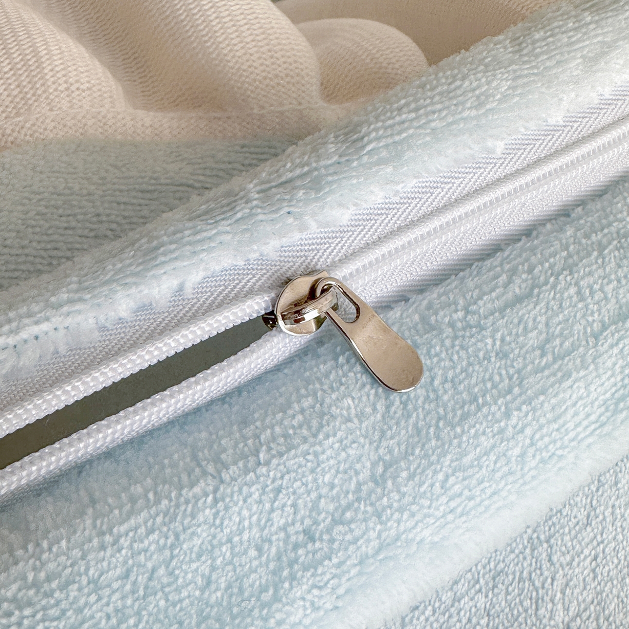 91家纺网 家纺一手货源 找家纺 逸尚阁 2025新款高克重雕花牛奶绒四件套-雅诺 雅诺·奶蓝