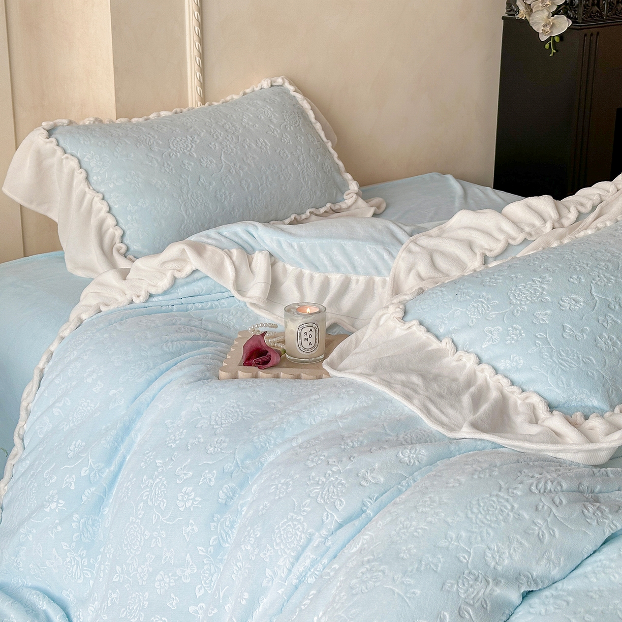 91家纺网 家纺一手货源 找家纺 逸尚阁 2025新款高克重雕花牛奶绒四件套-雅诺 雅诺·奶蓝