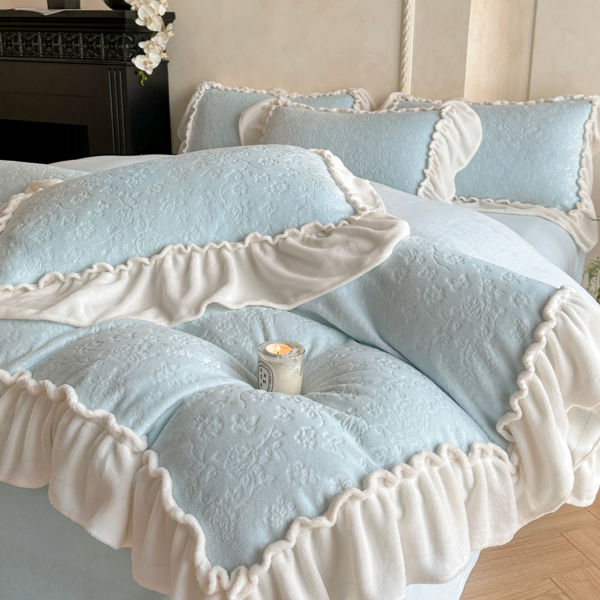 91家纺网 家纺一手货源 找家纺 逸尚阁 2025新款高克重雕花牛奶绒四件套-雅诺 雅诺·奶蓝