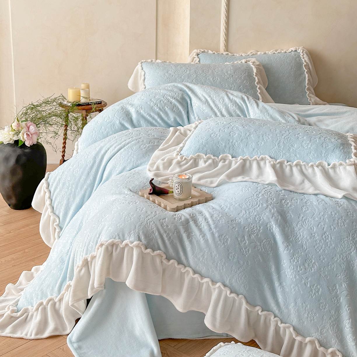 91家纺网 家纺一手货源 找家纺 逸尚阁 2025新款高克重雕花牛奶绒四件套-雅诺 雅诺·奶蓝