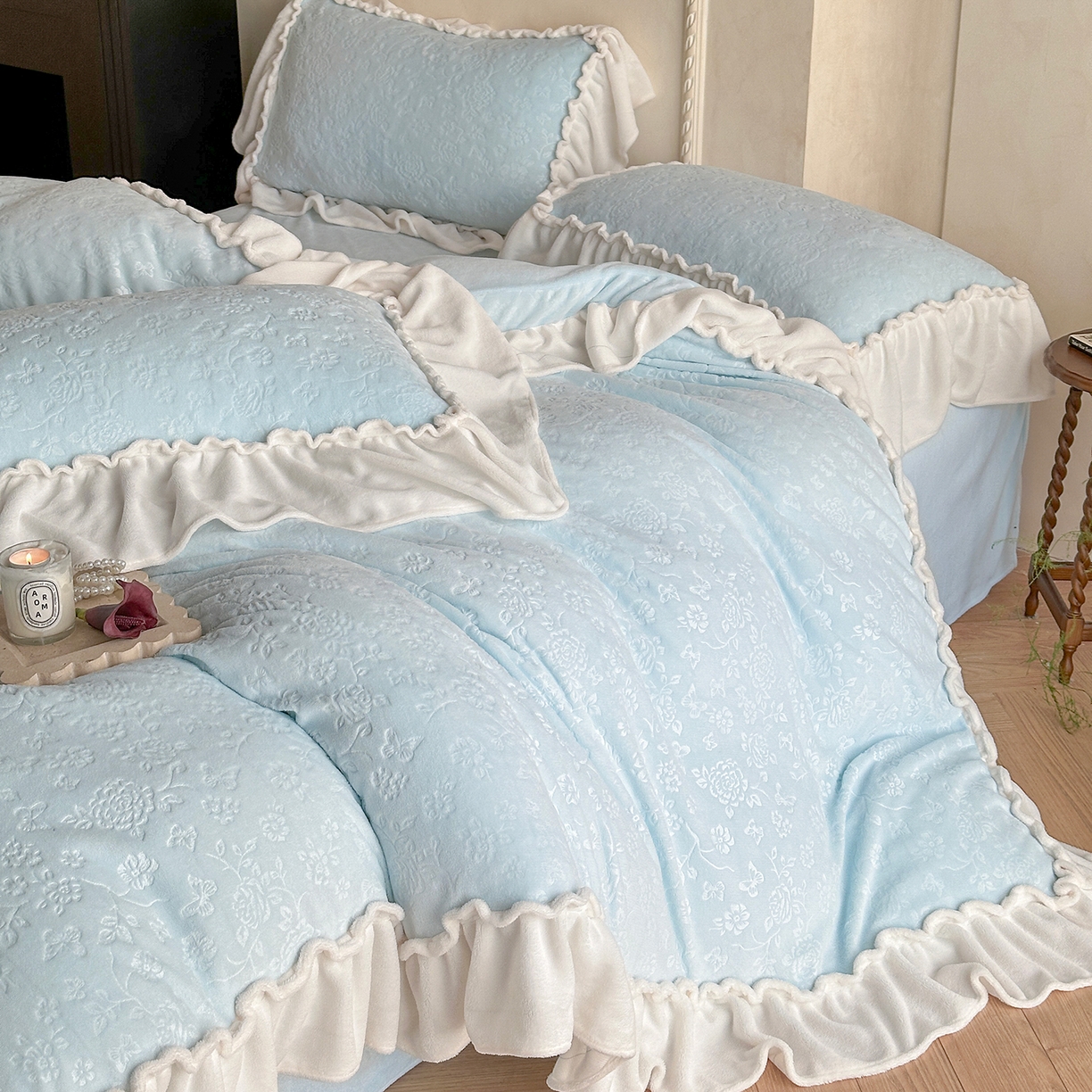 91家纺网 家纺一手货源 找家纺 逸尚阁 2025新款高克重雕花牛奶绒四件套-雅诺 雅诺·奶蓝