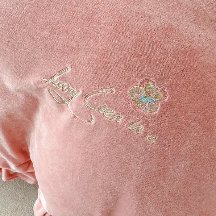 91家纺网 家纺一手货源 找家纺 （总）董韵家纺 2025新款牛奶绒刺绣夹棉床裙四件套系列（控价）