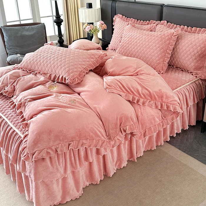 91家纺网 家纺一手货源 找家纺 （总）董韵家纺 2025新款牛奶绒刺绣夹棉床裙四件套系列（控价）