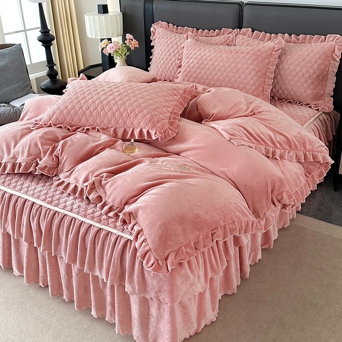 91家纺网 家纺一手货源 找家纺 （总）董韵家纺 2025新款牛奶绒刺绣夹棉床裙四件套系列（控价）