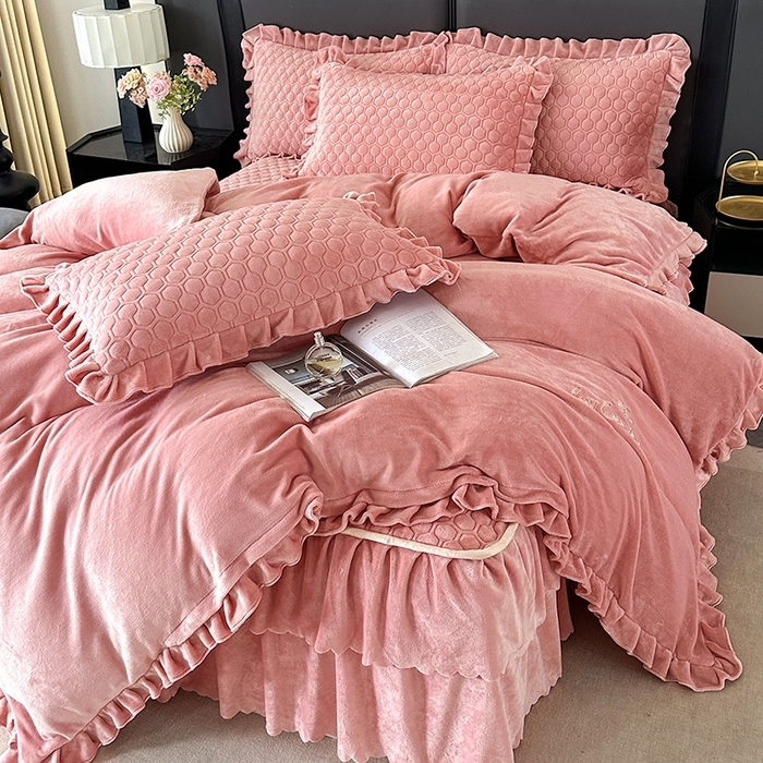 91家纺网 家纺一手货源 找家纺 （总）董韵家纺 2025新款牛奶绒刺绣夹棉床裙四件套系列（控价）