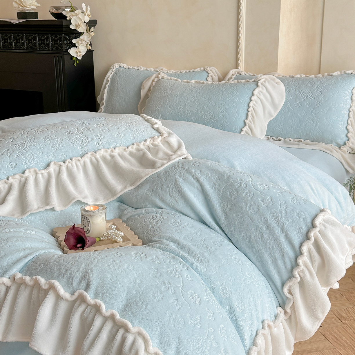 91家纺网 家纺一手货源 找家纺 逸尚阁 2025新款高克重雕花牛奶绒四件套-雅诺 雅诺·奶蓝