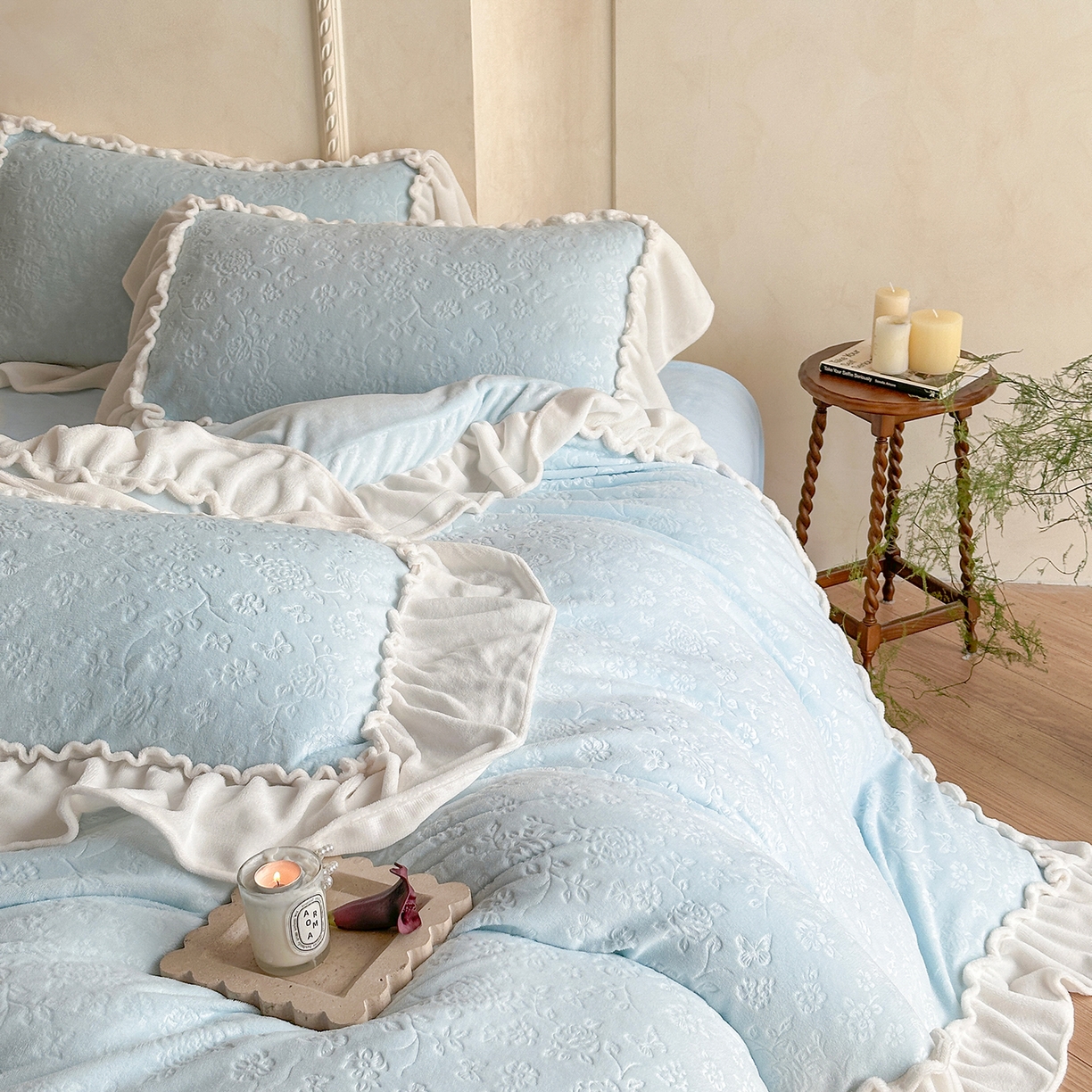 91家纺网 家纺一手货源 找家纺 逸尚阁 2025新款高克重雕花牛奶绒四件套-雅诺 雅诺·奶蓝