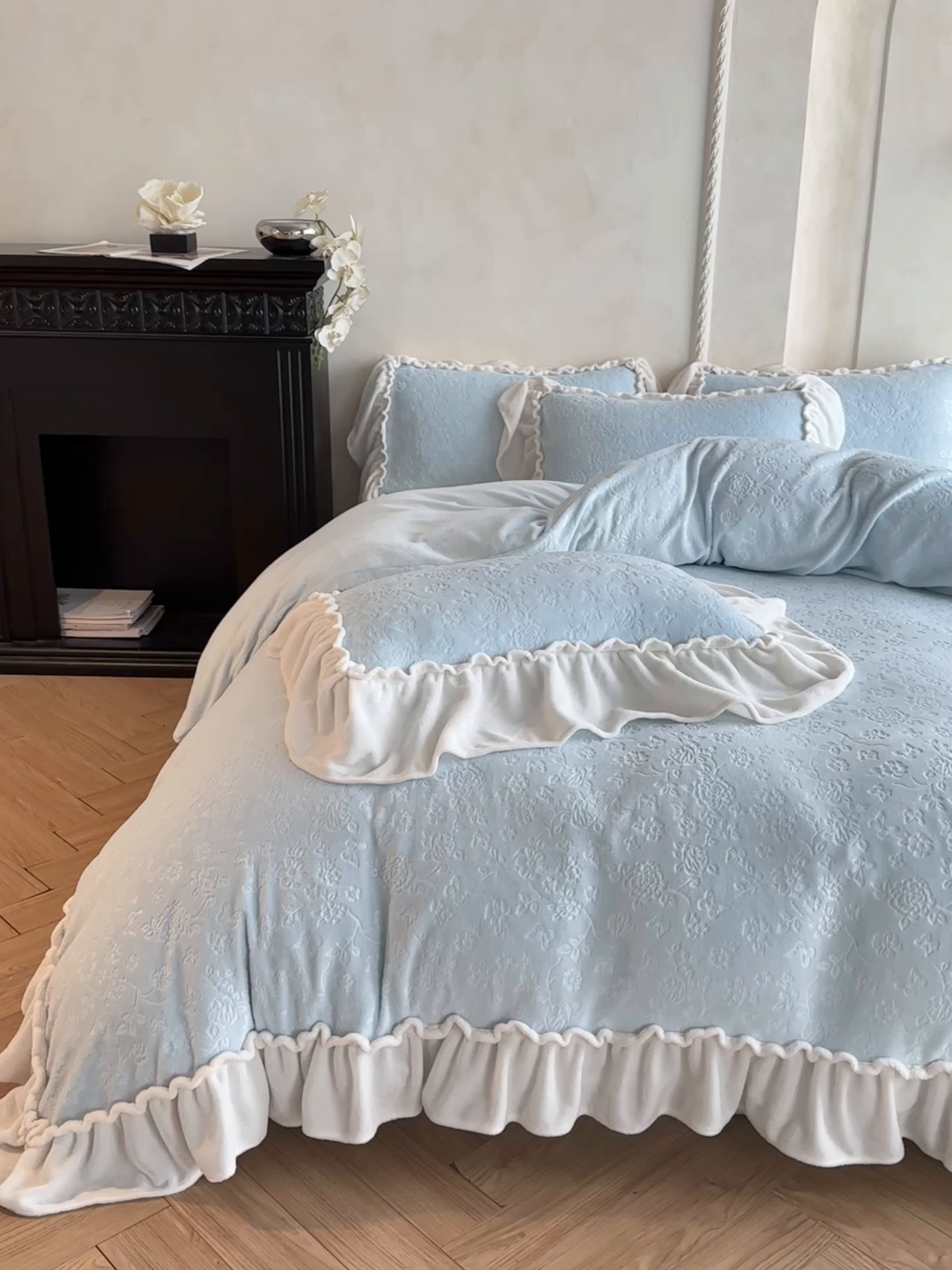 91家纺网 家纺一手货源 找家纺 逸尚阁 2025新款高克重雕花牛奶绒四件套-雅诺 雅诺·奶蓝