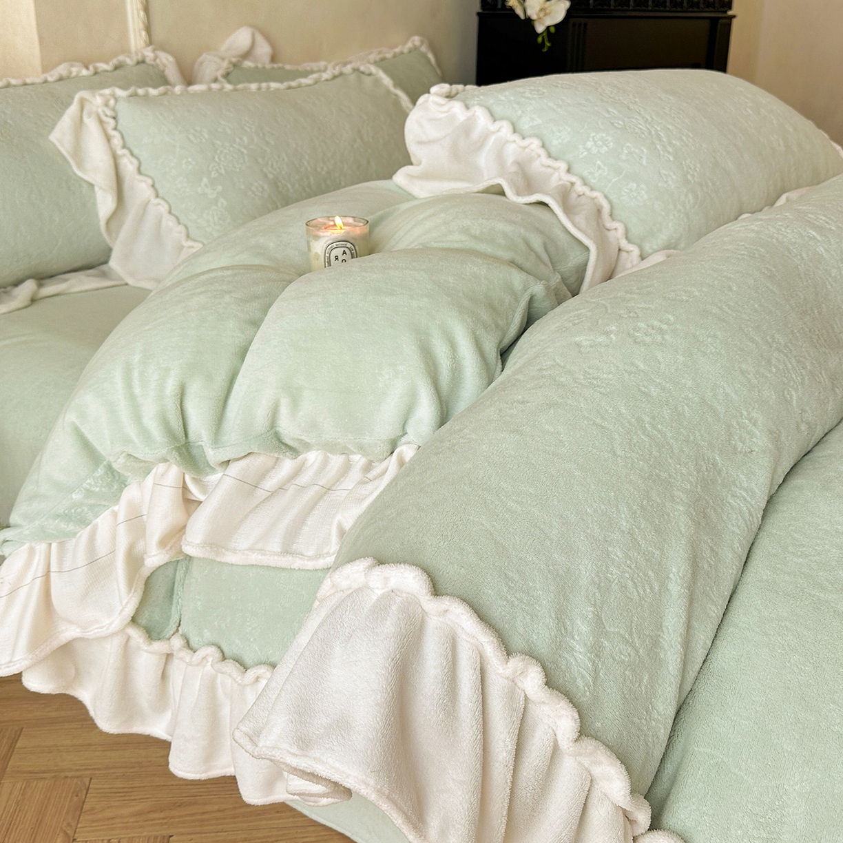 91家纺网 家纺一手货源 找家纺 逸尚阁 2025新款高克重雕花牛奶绒四件套-雅诺 雅诺·清水绿