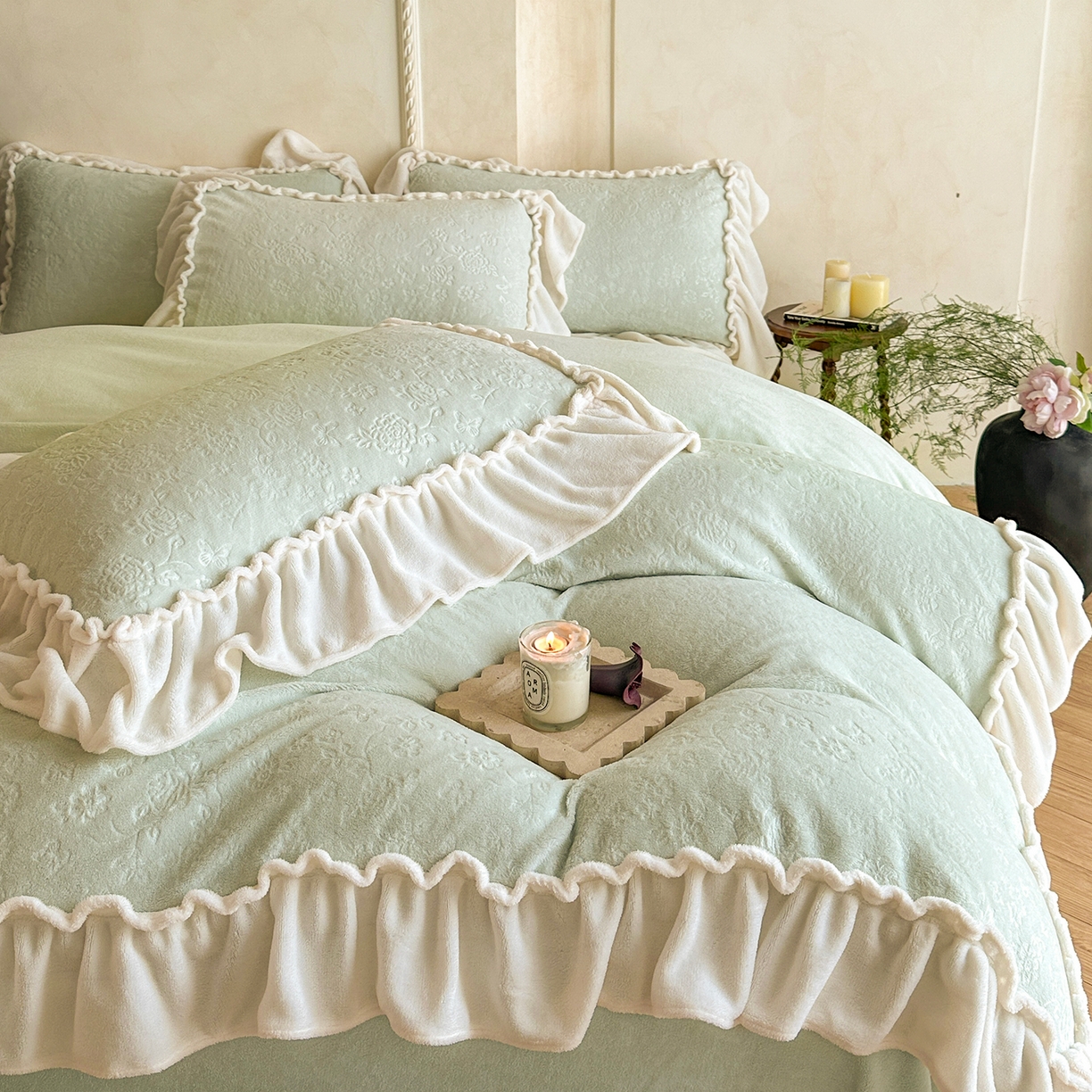 91家纺网 家纺一手货源 找家纺 逸尚阁 2025新款高克重雕花牛奶绒四件套-雅诺 雅诺·清水绿