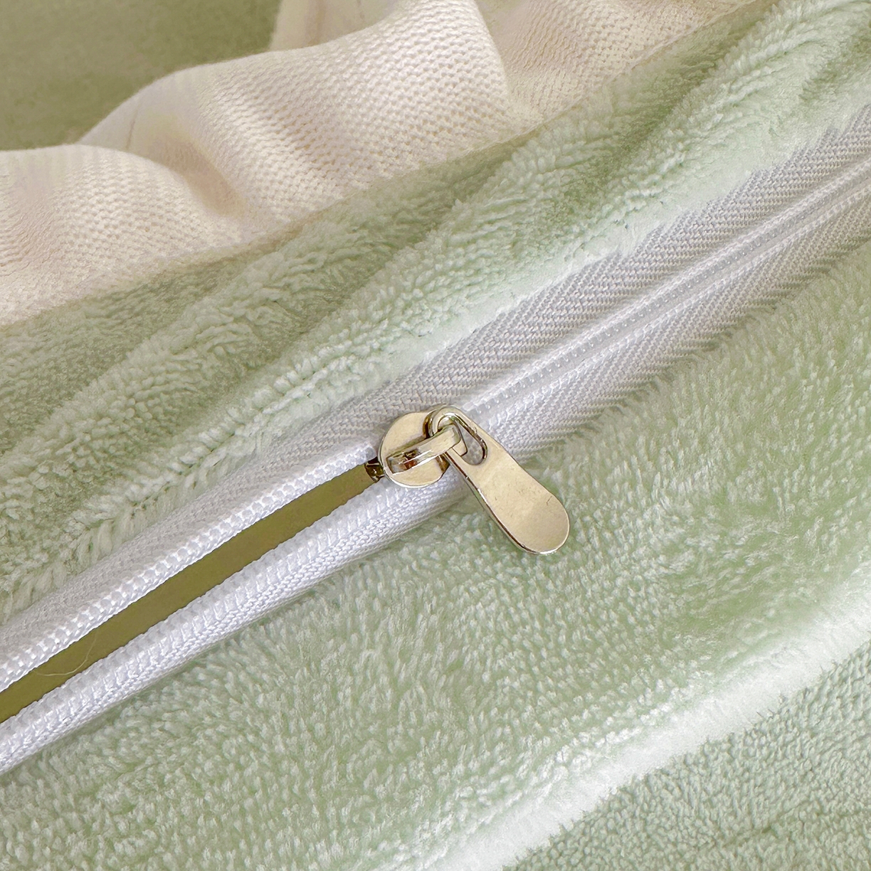 91家纺网 家纺一手货源 找家纺 逸尚阁 2025新款高克重雕花牛奶绒四件套-雅诺 雅诺·清水绿