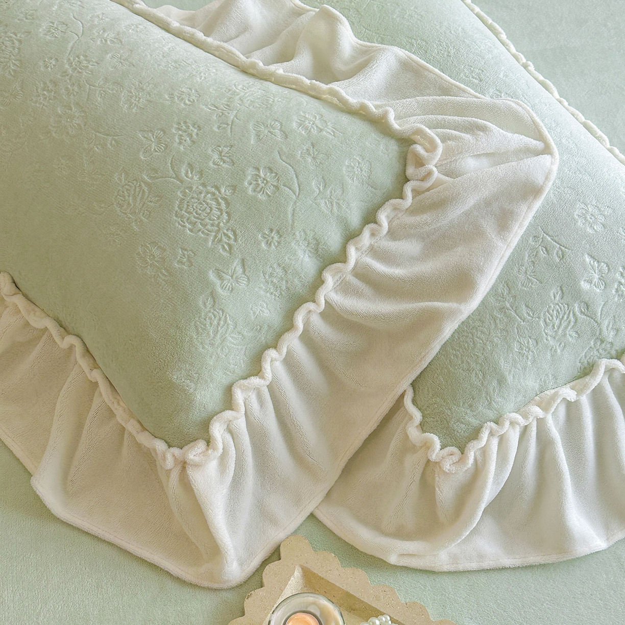 91家纺网 家纺一手货源 找家纺 逸尚阁 2025新款高克重雕花牛奶绒四件套-雅诺 雅诺·清水绿