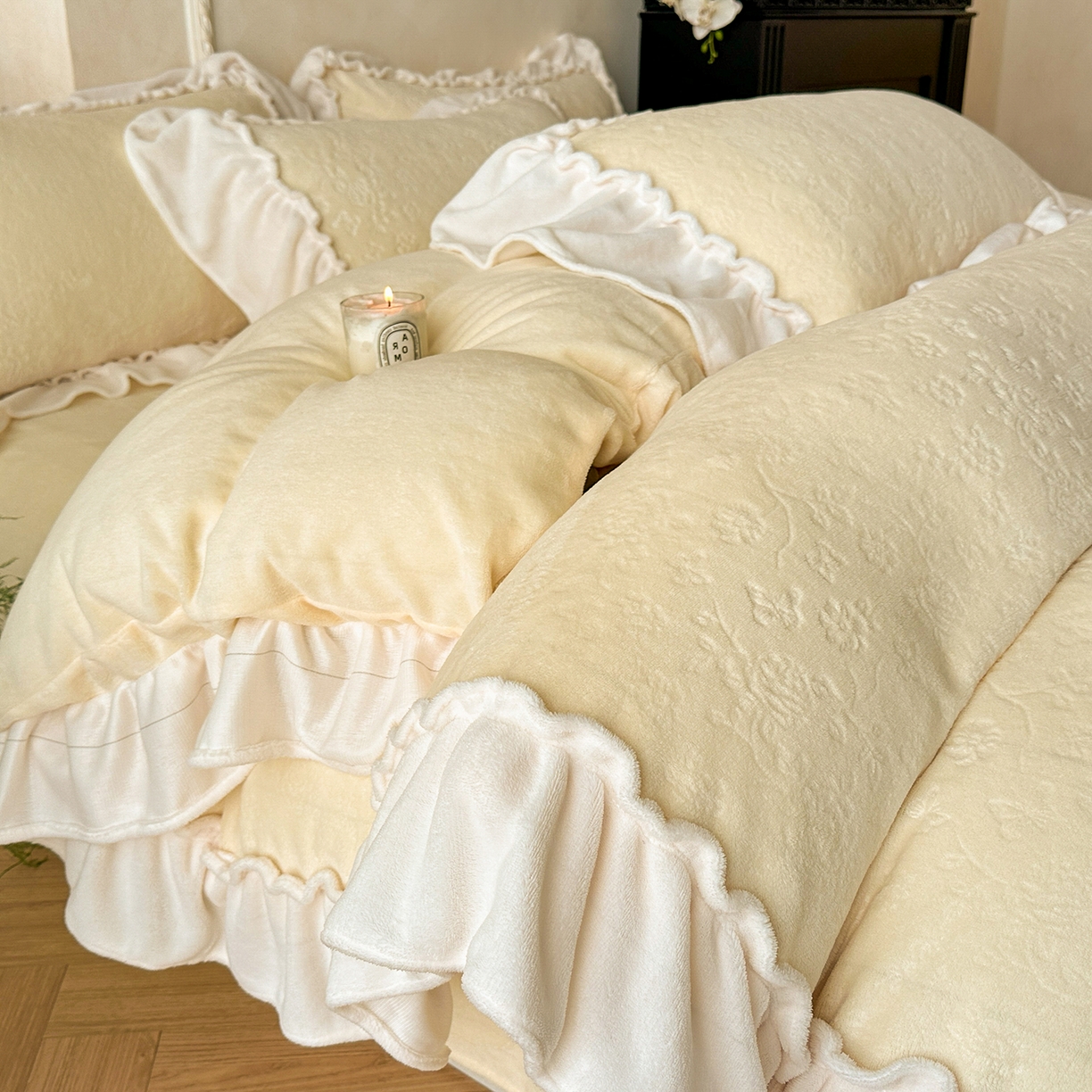 91家纺网 家纺一手货源 找家纺 逸尚阁 2025新款高克重雕花牛奶绒四件套-雅诺 雅诺·闪闪黄