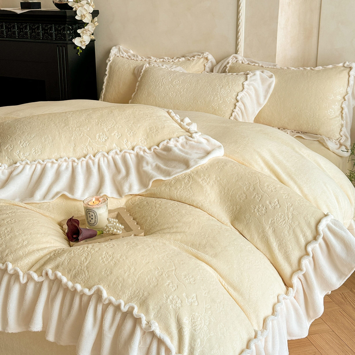 91家纺网 家纺一手货源 找家纺 逸尚阁 2025新款高克重雕花牛奶绒四件套-雅诺 雅诺·闪闪黄