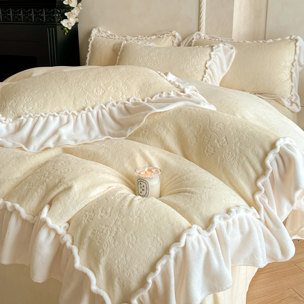 91家纺网 家纺一手货源 找家纺 逸尚阁 2025新款高克重雕花牛奶绒四件套-雅诺 雅诺·闪闪黄