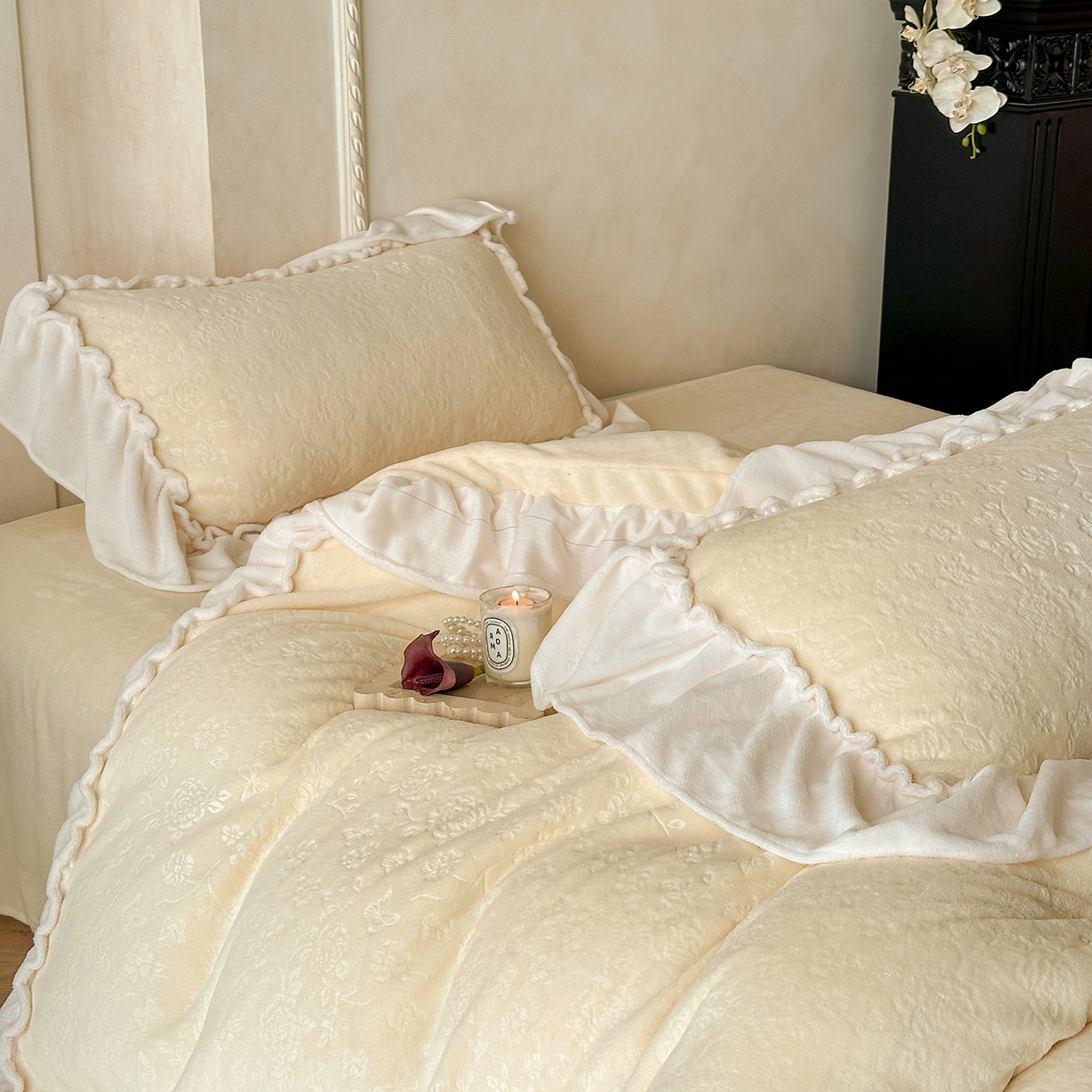 91家纺网 家纺一手货源 找家纺 逸尚阁 2025新款高克重雕花牛奶绒四件套-雅诺 雅诺·闪闪黄