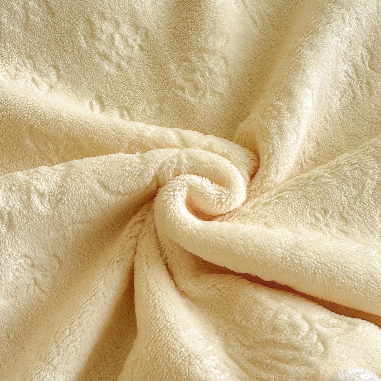 91家纺网 家纺一手货源 找家纺 逸尚阁 2025新款高克重雕花牛奶绒四件套-雅诺 雅诺·闪闪黄