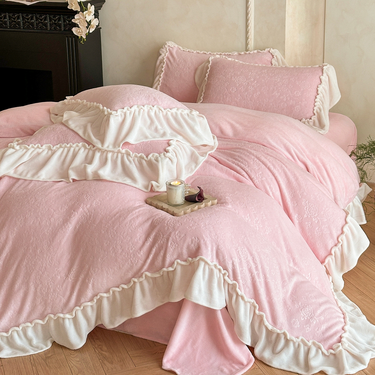 91家纺网 家纺一手货源 找家纺 逸尚阁 2025新款高克重雕花牛奶绒四件套-雅诺 雅诺·香气粉