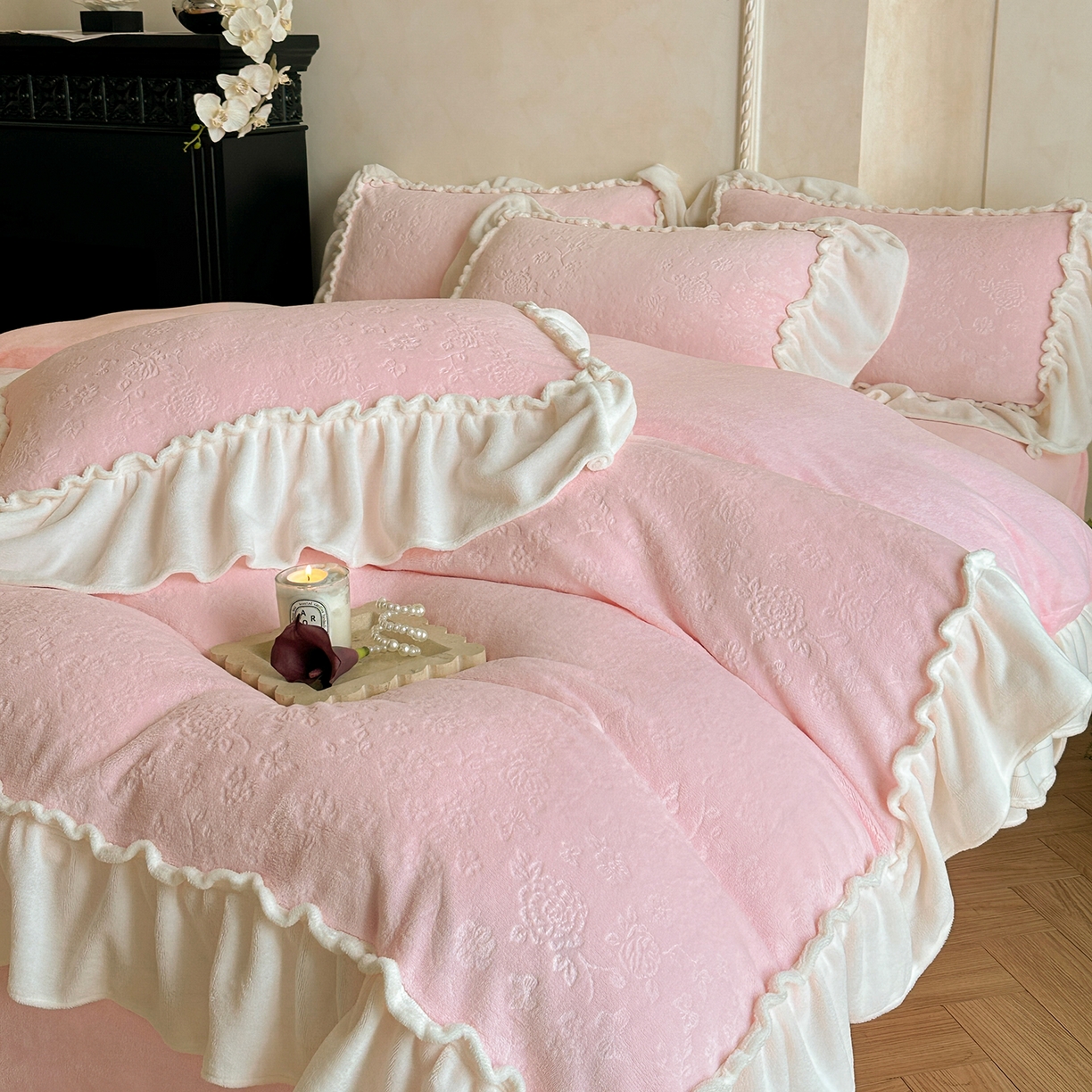 91家纺网 家纺一手货源 找家纺 逸尚阁 2025新款高克重雕花牛奶绒四件套-雅诺 雅诺·香气粉