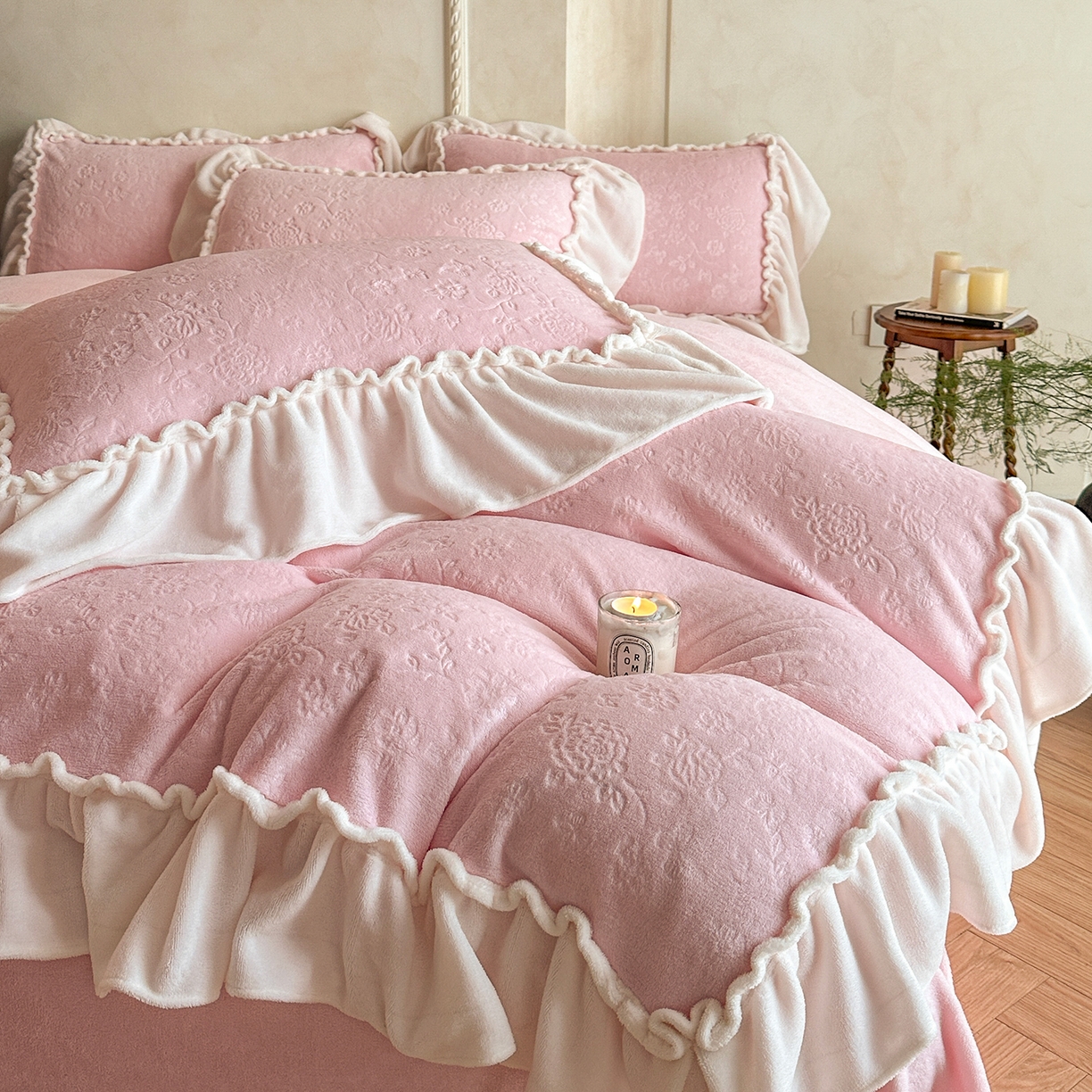 91家纺网 家纺一手货源 找家纺 逸尚阁 2025新款高克重雕花牛奶绒四件套-雅诺 雅诺·香气粉