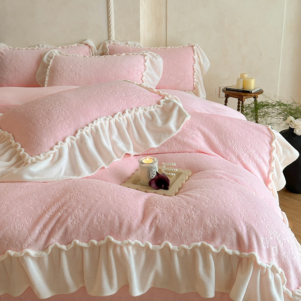 91家纺网 家纺一手货源 找家纺 逸尚阁 2025新款高克重雕花牛奶绒四件套-雅诺 雅诺·香气粉