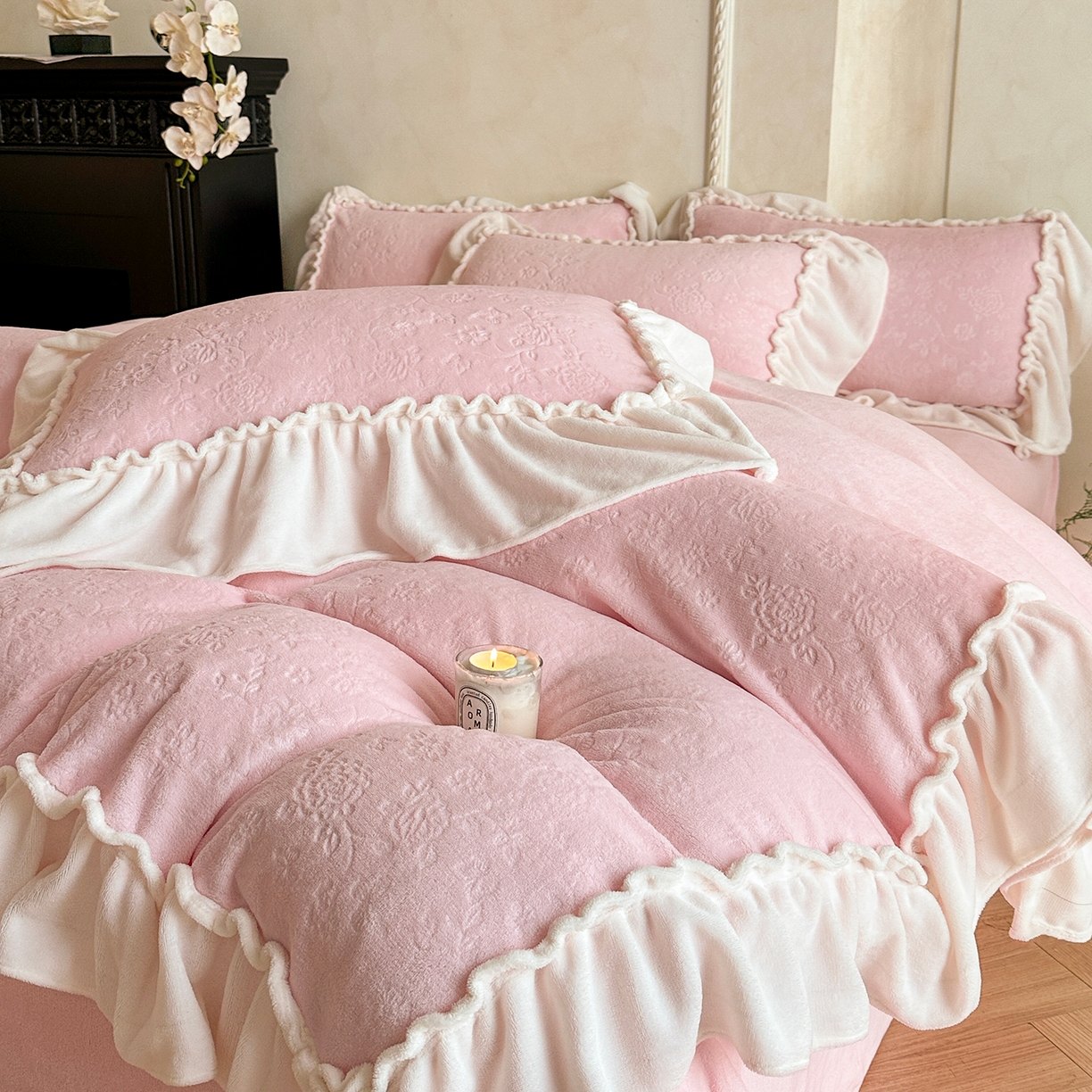 91家纺网 家纺一手货源 找家纺 逸尚阁 2025新款高克重雕花牛奶绒四件套-雅诺 雅诺·香气粉