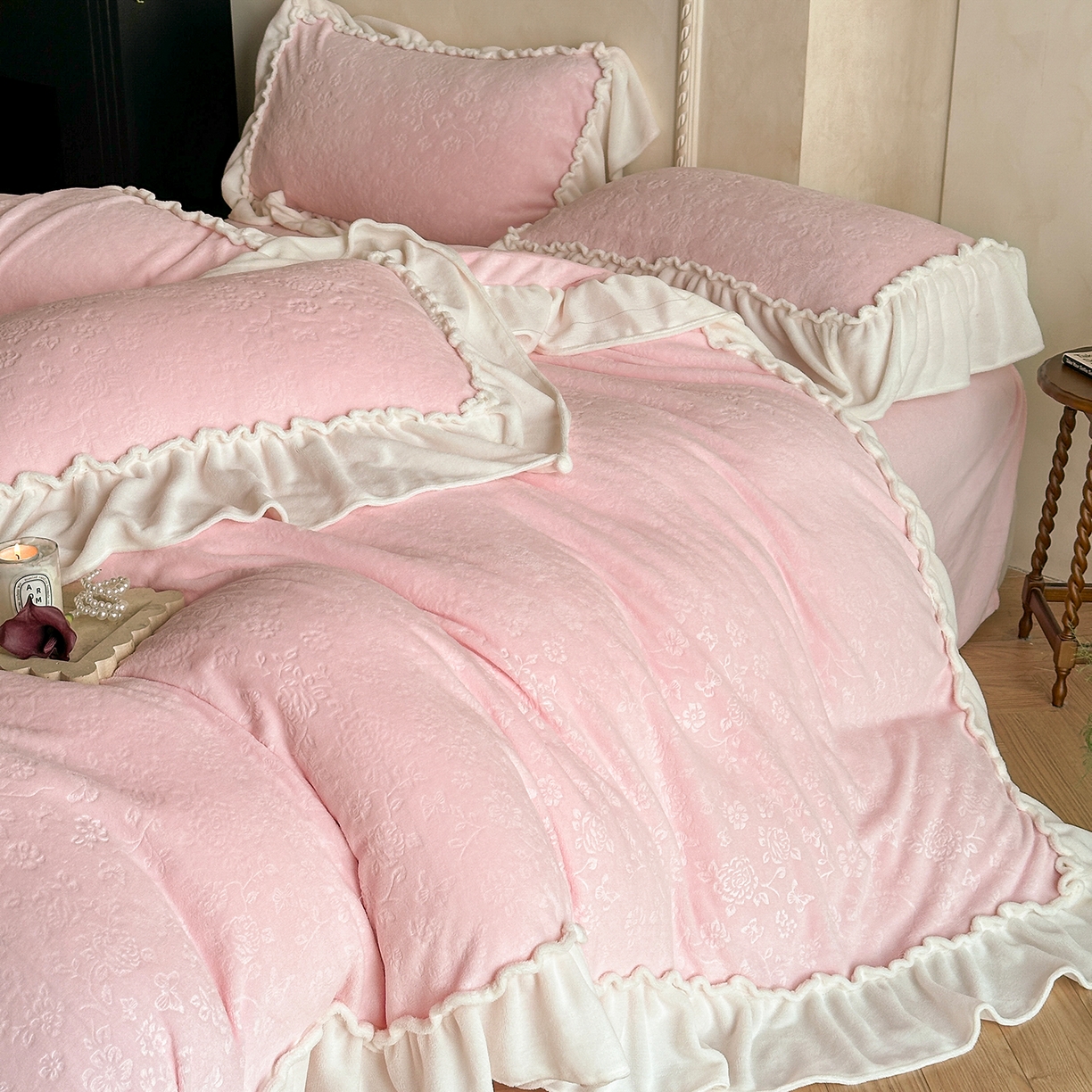 91家纺网 家纺一手货源 找家纺 逸尚阁 2025新款高克重雕花牛奶绒四件套-雅诺 雅诺·香气粉