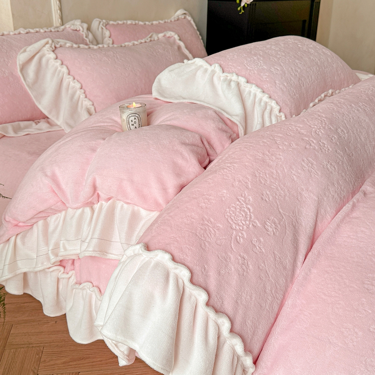 91家纺网 家纺一手货源 找家纺 逸尚阁 2025新款高克重雕花牛奶绒四件套-雅诺 雅诺·香气粉