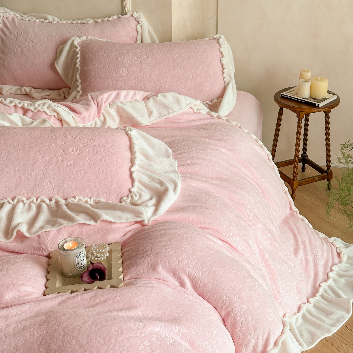 91家纺网 家纺一手货源 找家纺 逸尚阁 2025新款高克重雕花牛奶绒四件套-雅诺 雅诺·香气粉