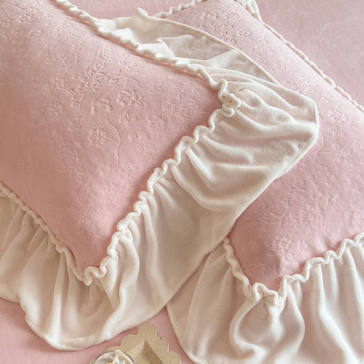 91家纺网 家纺一手货源 找家纺 逸尚阁 2025新款高克重雕花牛奶绒四件套-雅诺 雅诺·香气粉